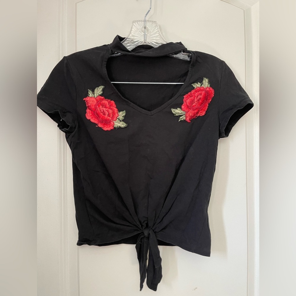 Black crop top with red roses size S. Very good condition. Gently used